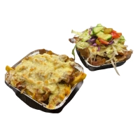 kippenvlees , friet, gesmoltenkaas,groente en saus