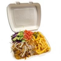 Kipvlees, friet, verse groente en saus